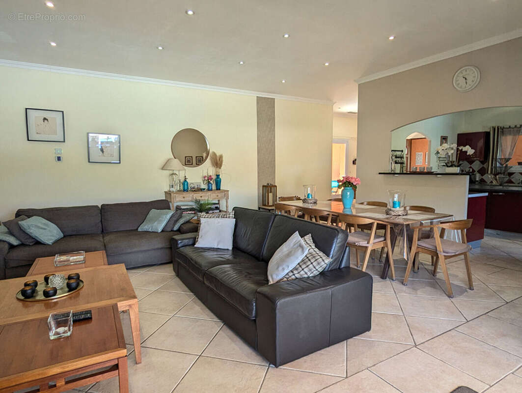 SALERNES, villa de plain-pied, 180 m², garage, piscine, au calme. - photo 7