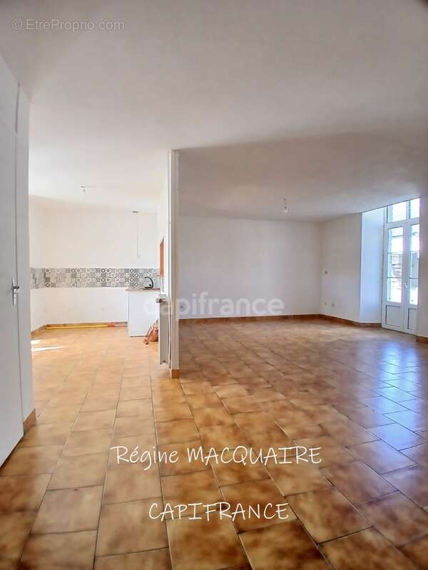 Maison à vendre 4 pièces SOURDEVAL (50) : 3 chambres, garage et extérieur privatif - photo 4