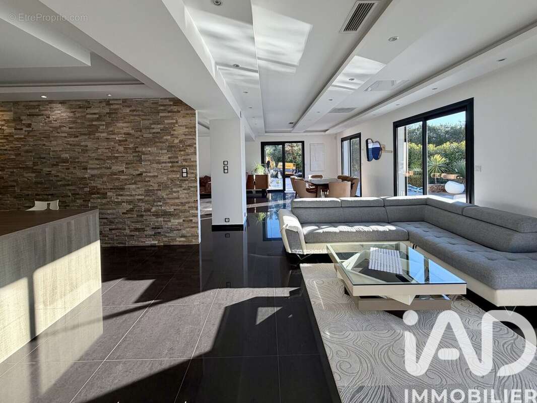 Photo 9 - Maison à ROQUEBRUNE-SUR-ARGENS