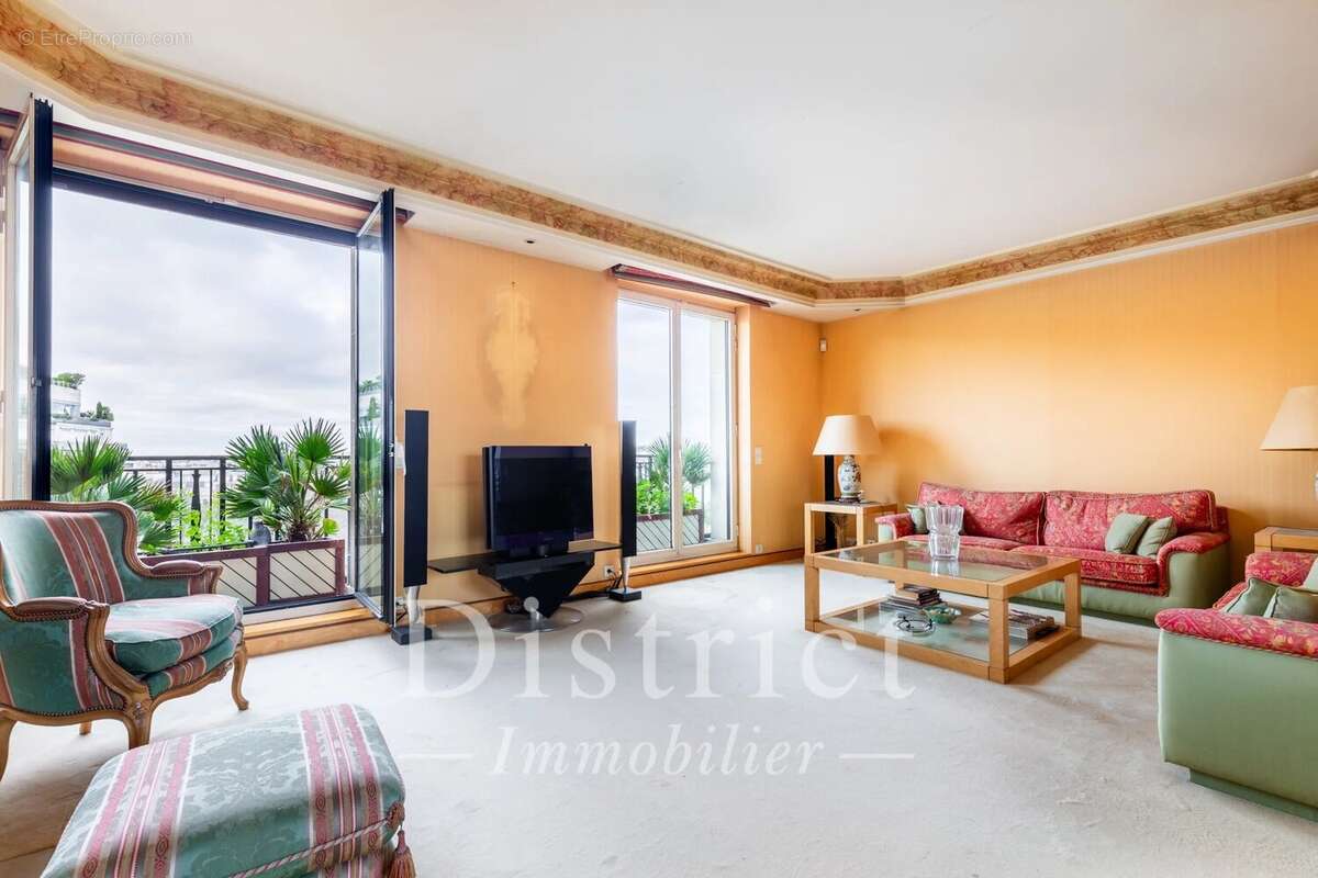 Trocadéro. Vue Tour Eiffel et balcon pour cet appartement de 112m² en étage élevé. - photo 3