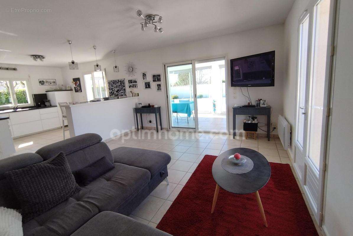 Charente, à Vars, maison de plain pied de 137 m², 4 chambres, véranda, piscine, garage et terrain clos 1002 m² - photo 8