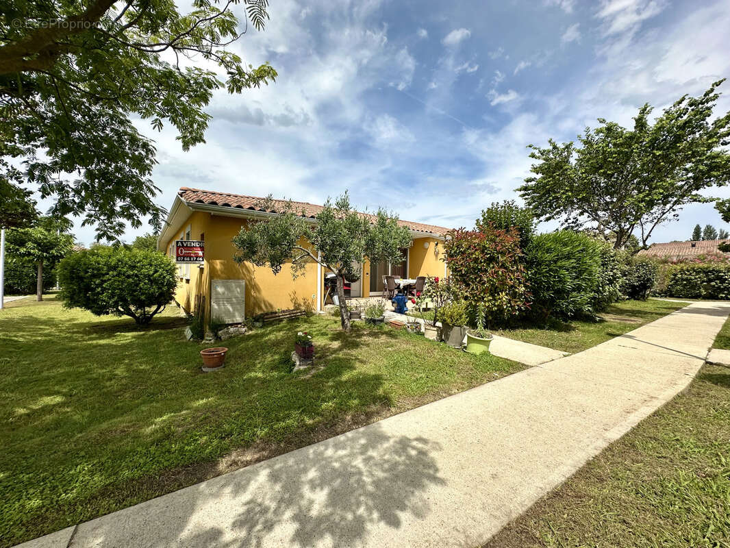 Paradou (13) : Villa T3 de plain pied de 78 m2 avec extérieur, garage et parking - photo 16