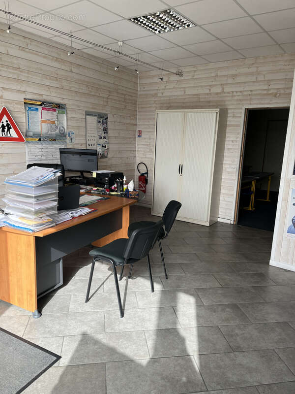 Commerce à MONCE-EN-BELIN