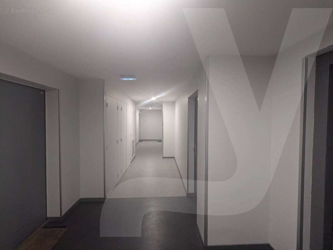 Studio de 19 m² avec balcon exposé sud-ouest, accompagné de deux places de parking, situé Avenue du Parc de Procé. - photo 9