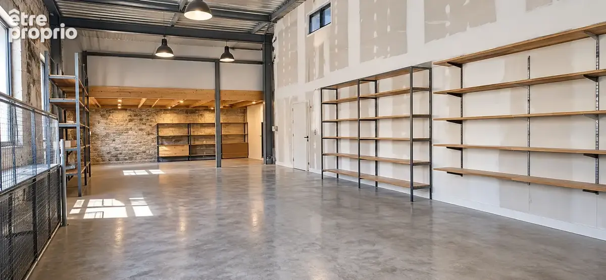 Local commercial de 133 m2 avec mezzanine   Vendu loué au cœur des Vignères - photo 4