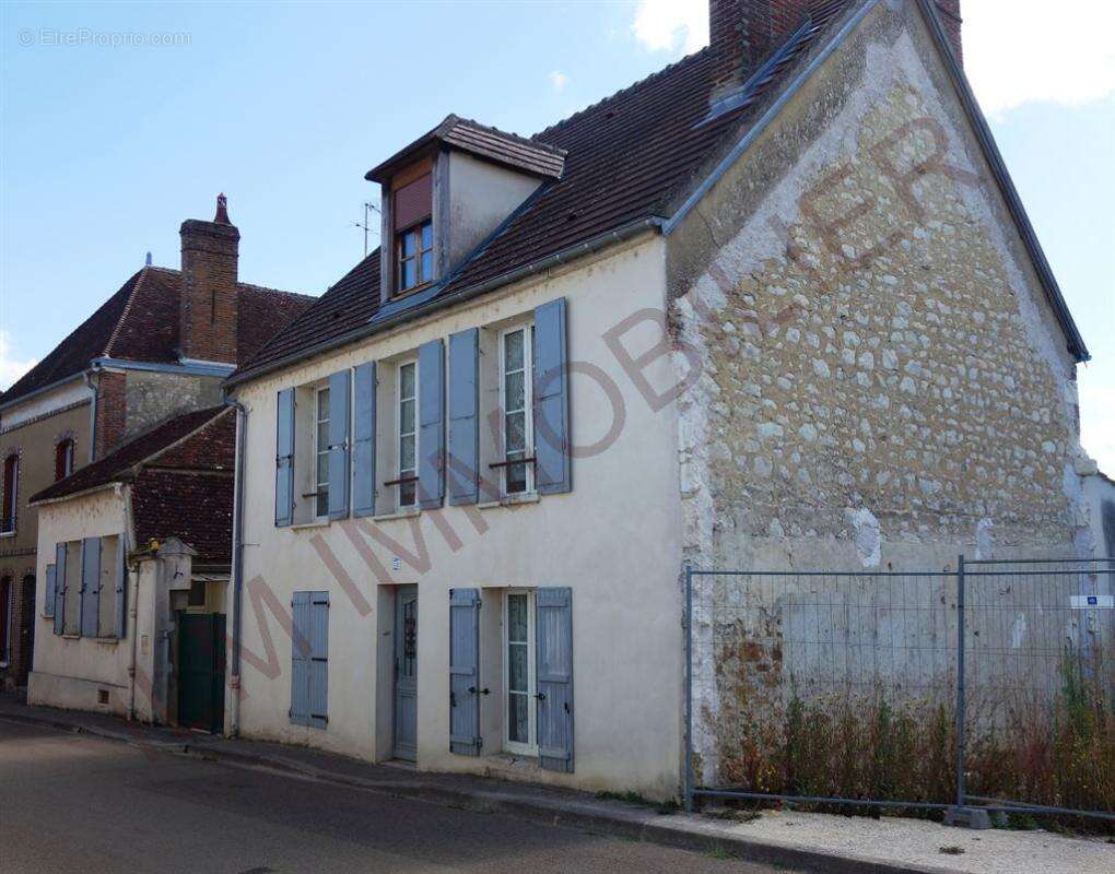 Saint-Florentin – Agréable propriété avec maison principale, maison d'amis et vaste jardin de plus de 1 000 m² - photo 5