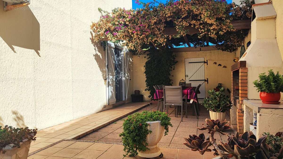 Maison à SAINT-LAURENT-DE-LA-SALANQUE