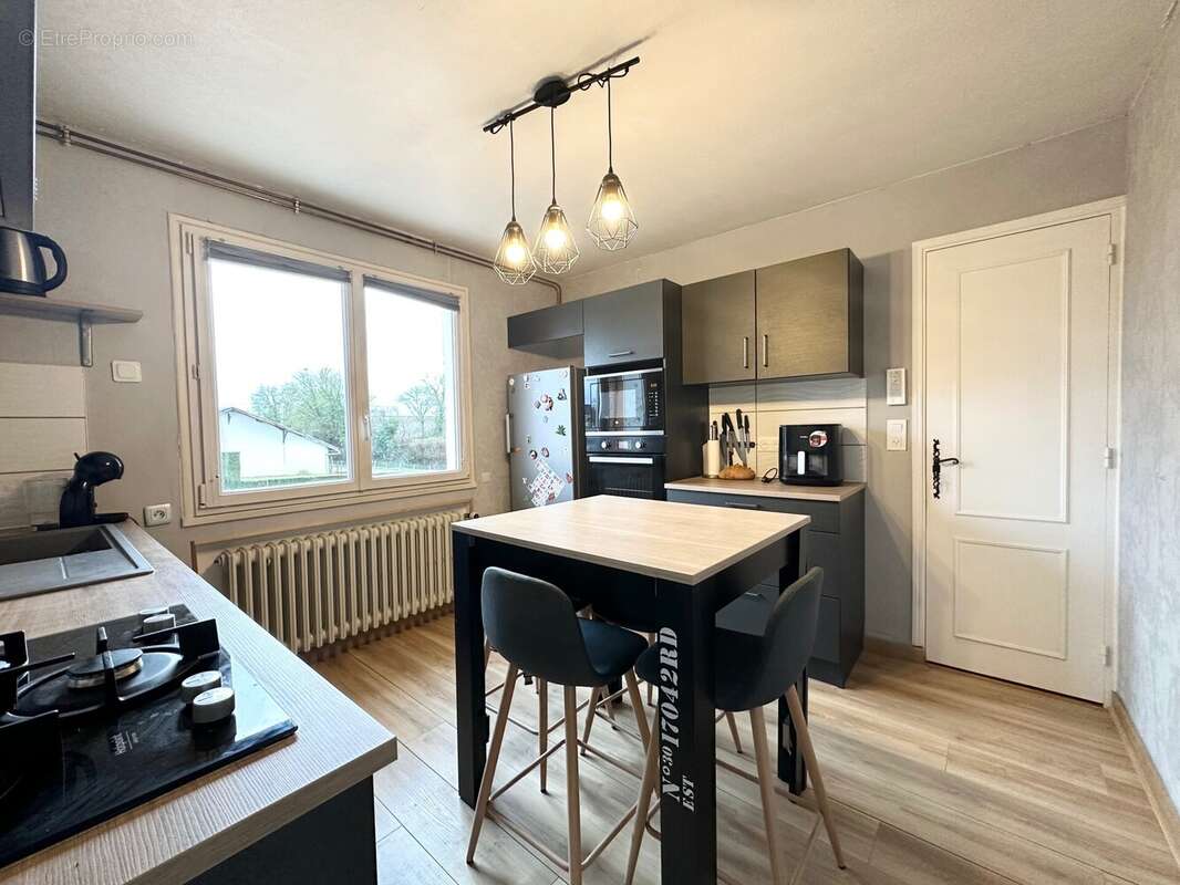 Cuisine dinatoire - Maison à MONTREVEL-EN-BRESSE