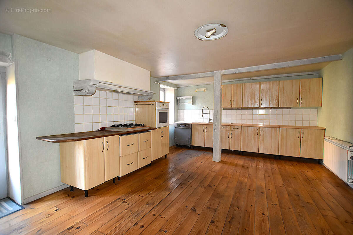 Maison à CHATEL-MONTAGNE