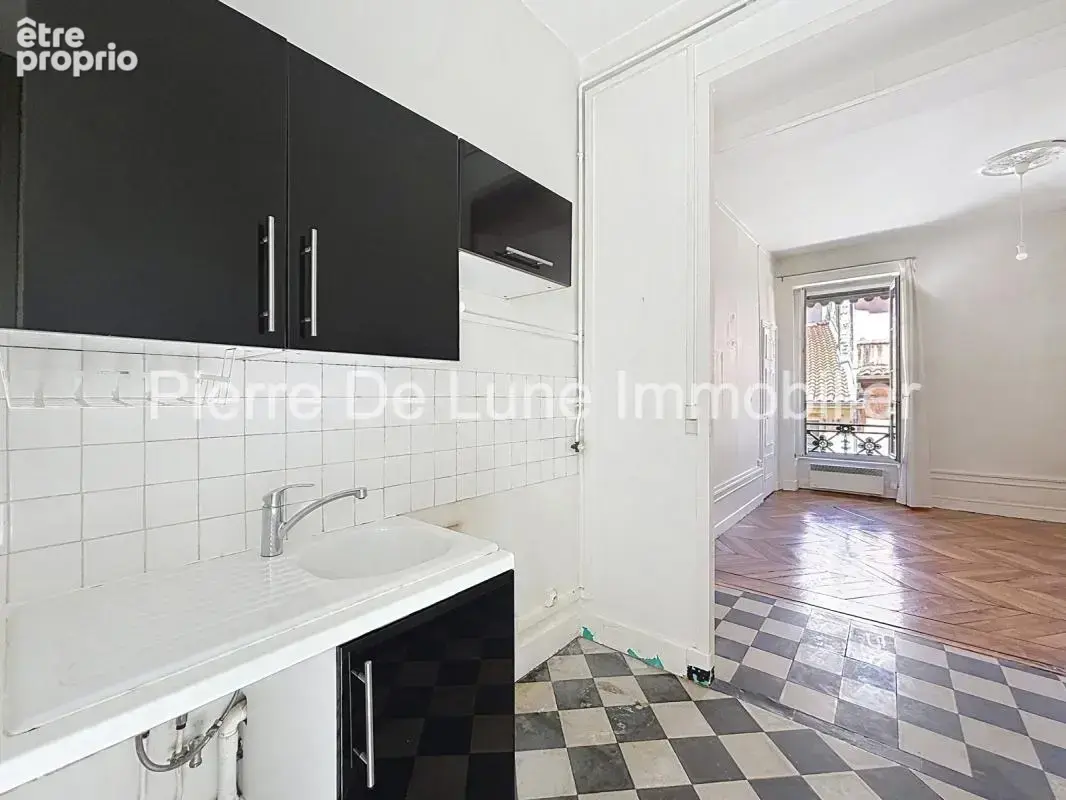 Lyon 1er – Appartement de caractère à réinventer  Charme de l'ancien, dressing, cave & grenier - photo 8