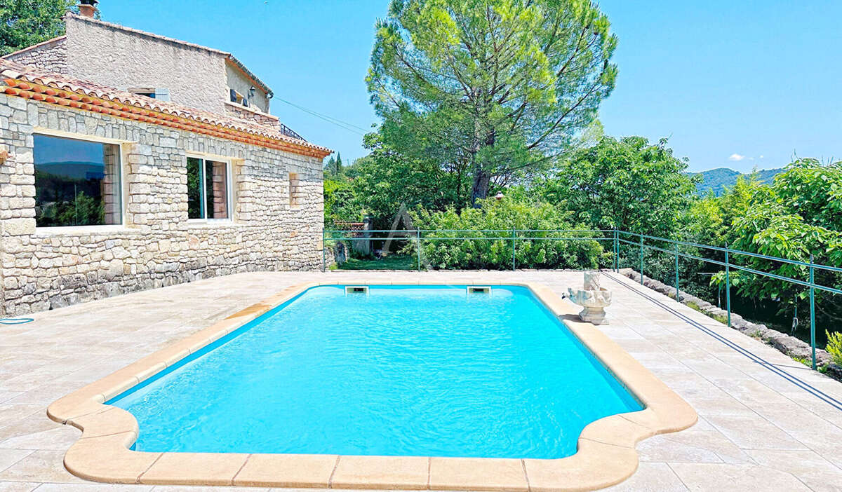Superbe villa au calme et a la vue imprenable sur le château de cereste-en-luberon sur 7380m2 de terrain avec piscine - photo 2