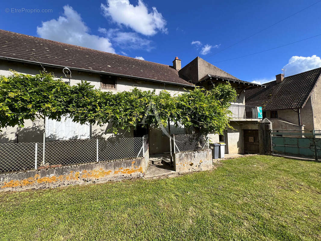 A vendre, proche de Saint Gengoux le National -  Ancienne ferme a rénover avec nombreuses dépendances et terrain constructible - photo 2