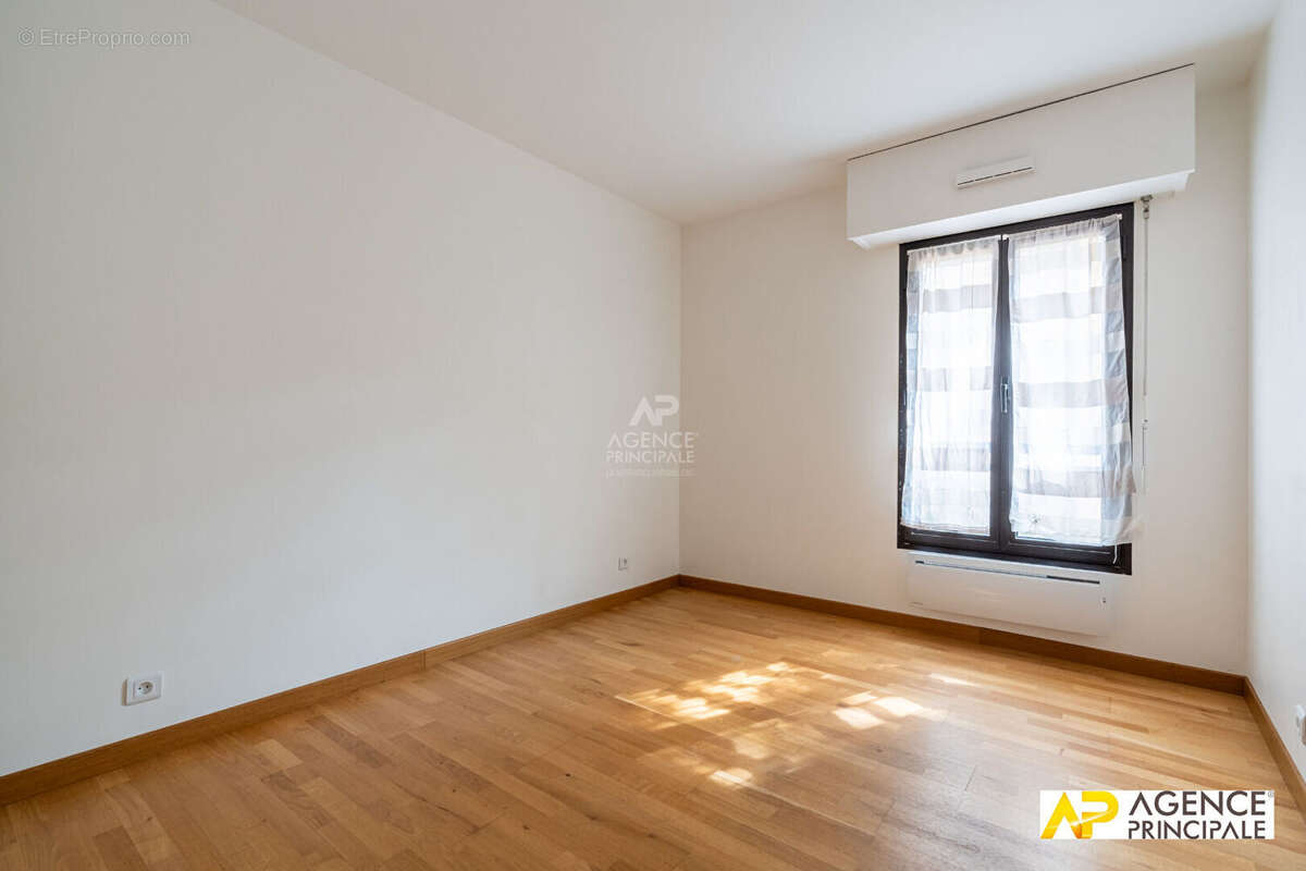 Appartement  4 pièce(s) - Ascenseur - terrasse - grand séjour - 78m² - photo 8