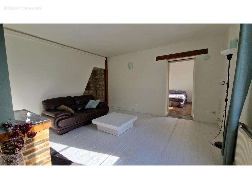 Appartement à FLEURINES