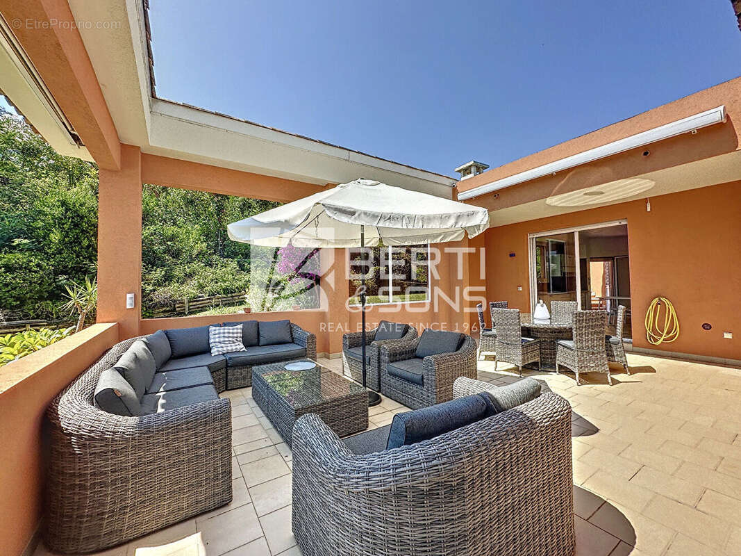 Mandelieu dans domaine prestigieux  - villa de plain-pied - photo 2