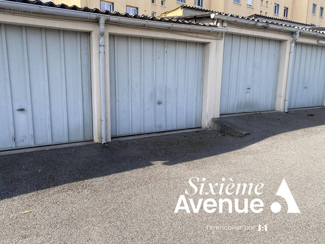 Parking à SAINT-GENIS-LAVAL