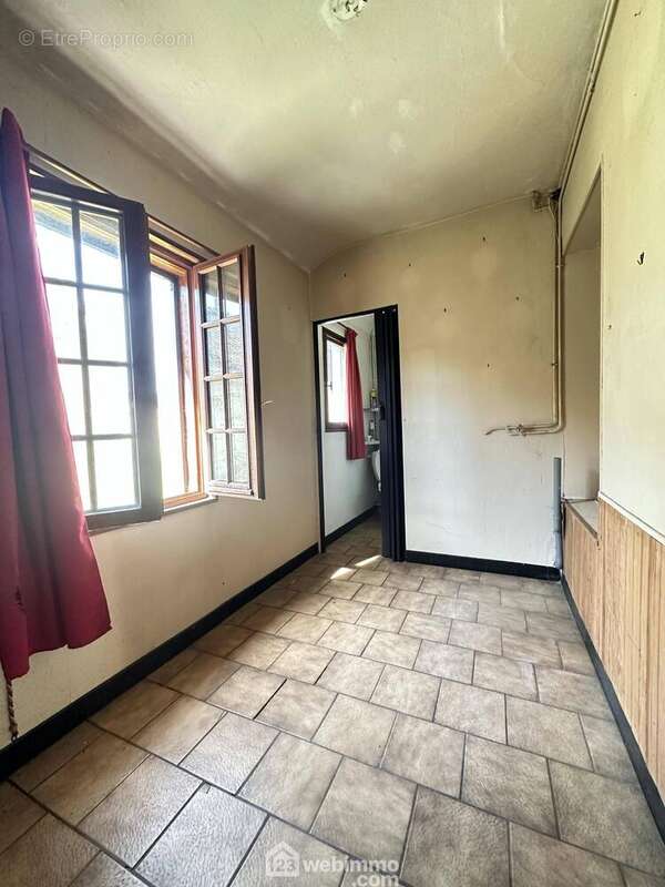 A la suite, un espace buanderie - Maison à CRECY-SUR-SERRE