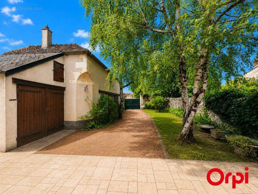 Maison familiale à vendre à Dun-sur-Auron – 136 m² – 4 chambres – Garages – Dépendances – Jardin clos - photo 12