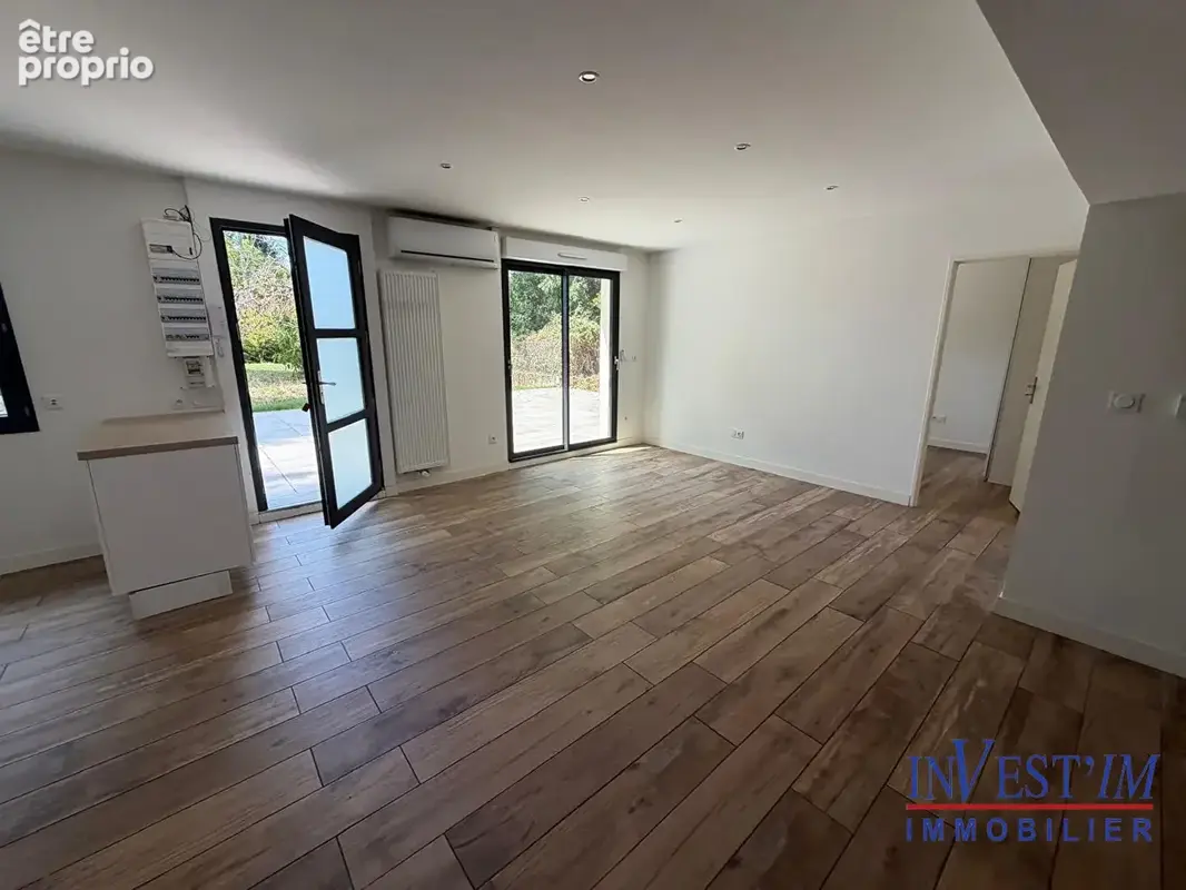 SAINT-GENIS-LAVAL -Maison de plain-pied rénovée - 126 m² - 4 chambres - Terrain 1 500 m² - photo 10