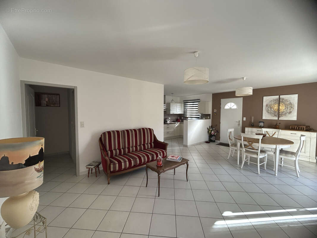 Maison à SAINT-QUENTIN-LA-POTERIE