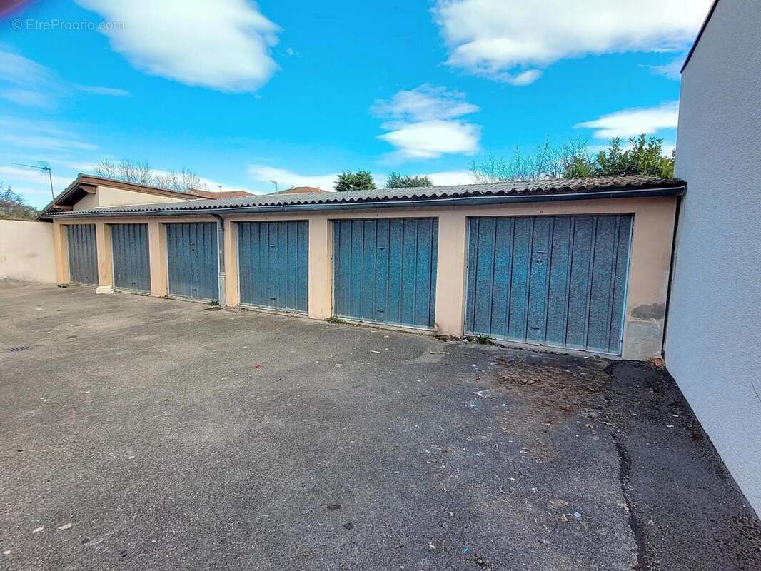 Photo 2 - Parking à DECINES-CHARPIEU