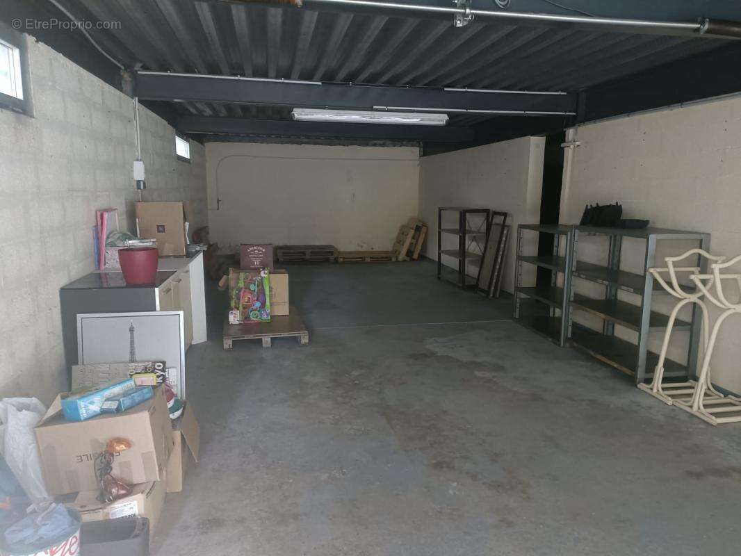 Commerce à LA SALVETAT-SAINT-GILLES