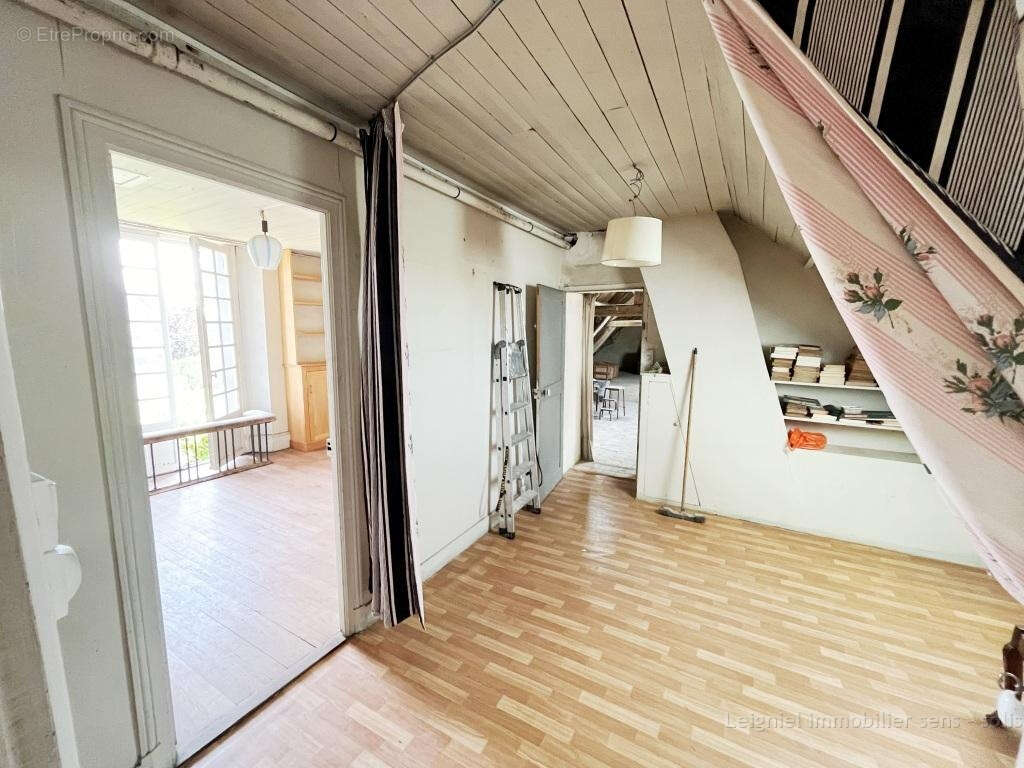 Grande maison entourée de son jardin de 5200m2 - photo 17