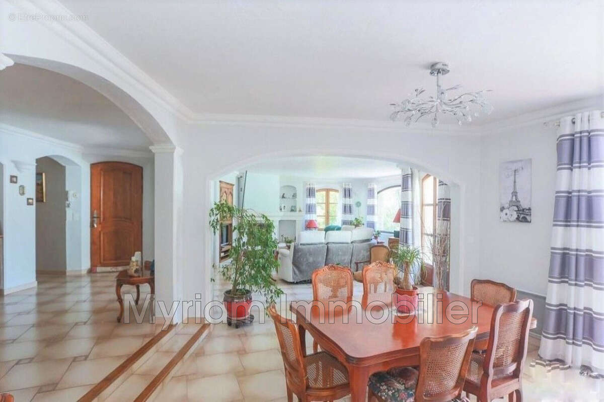 Maison à SAINT-CEZAIRE-SUR-SIAGNE