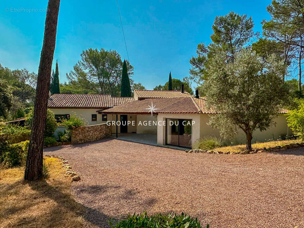 Villa de plain pied avec acces foret piscine chauffee garage appartement independant dans un domaine prive a puget sur argens - photo 3