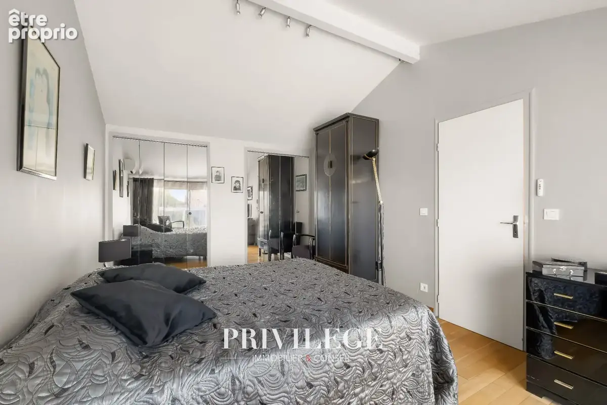 Chassieu   Maison familiale de 145 m2 avec jardin de 709 m2 à proximité du centre - photo 11