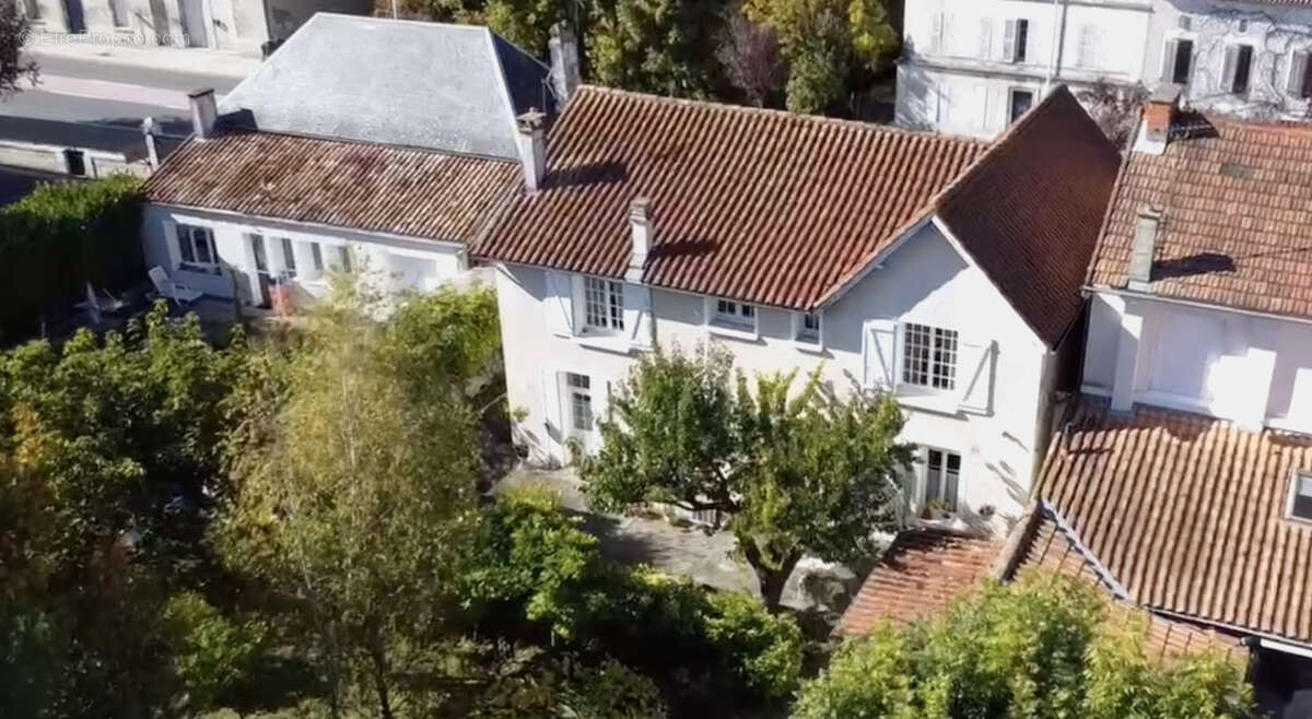 Maison à BARBEZIEUX-SAINT-HILAIRE
