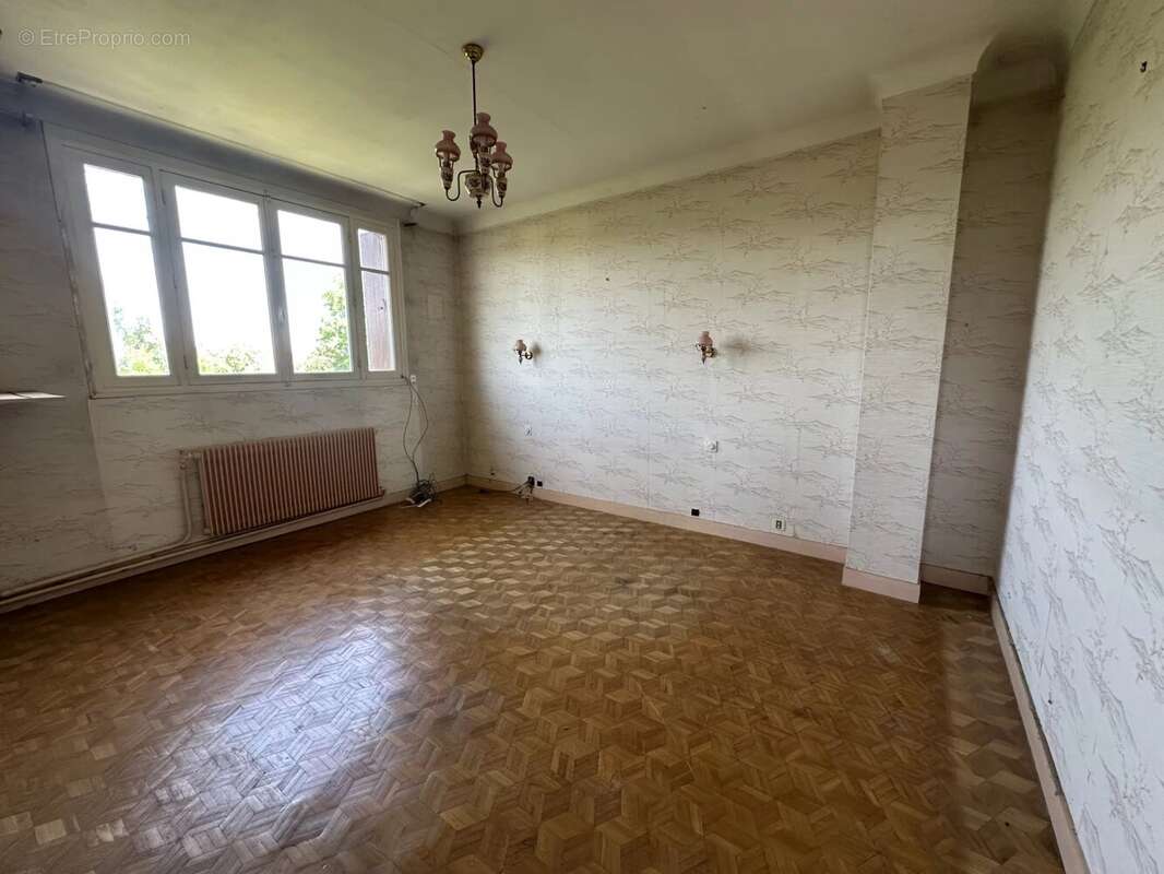 Maison à LE MESNIL-SAINT-DENIS