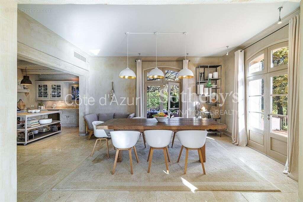 Vence bastide néo provençale avec vue mer, piscine chauffée et jardin paysager de 4 300 m² - photo 10
