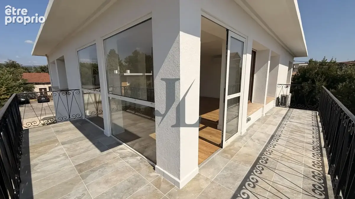 EXCLUSIVITÉ   Appartement de 98 m2 entièrement rénové avec terrasse, cave et stationnements - photo 6