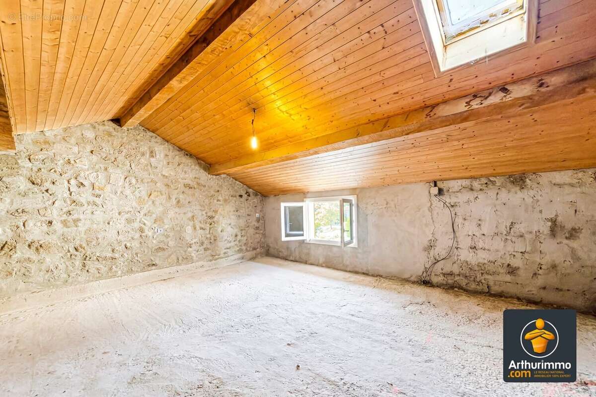 « Maison de village familiale avec terrasse, véranda, combles aménageables et double garage » - photo 17