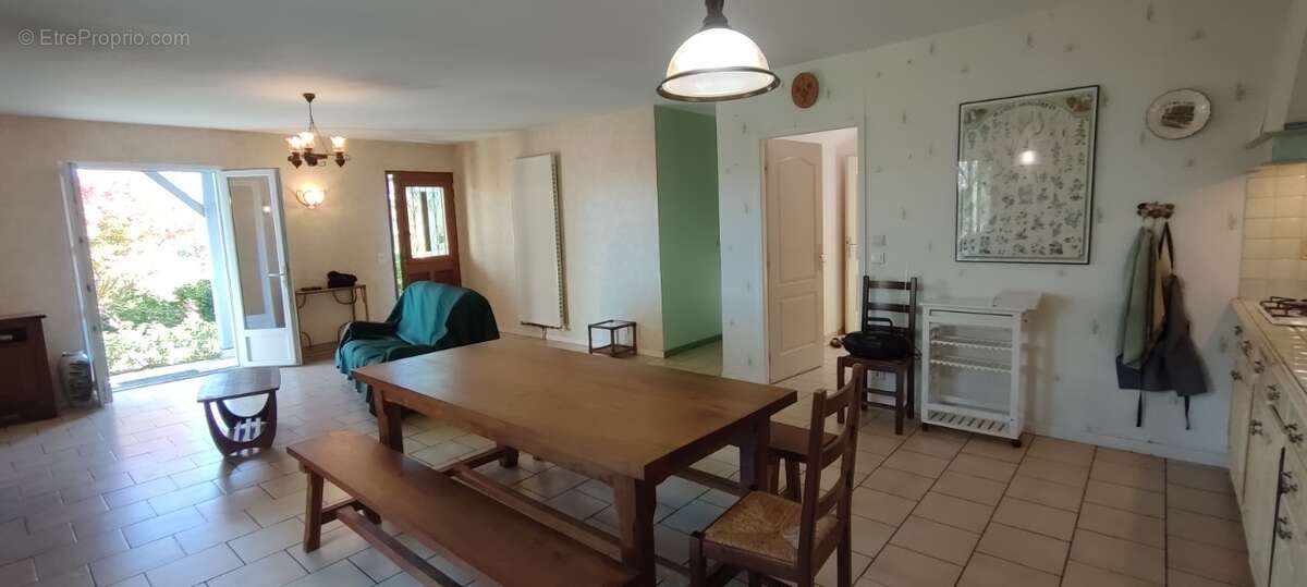 Maison à MAUZAC-ET-GRAND-CASTANG