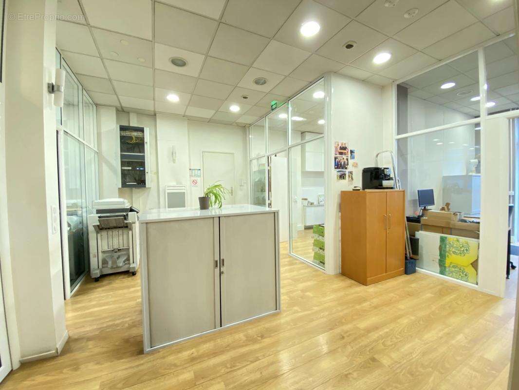 Corpimmo vous propose en exclusivité la vente d'une surface commerciale de 78 m² (carrez) de plain pied traversante, accessibili - photo 2