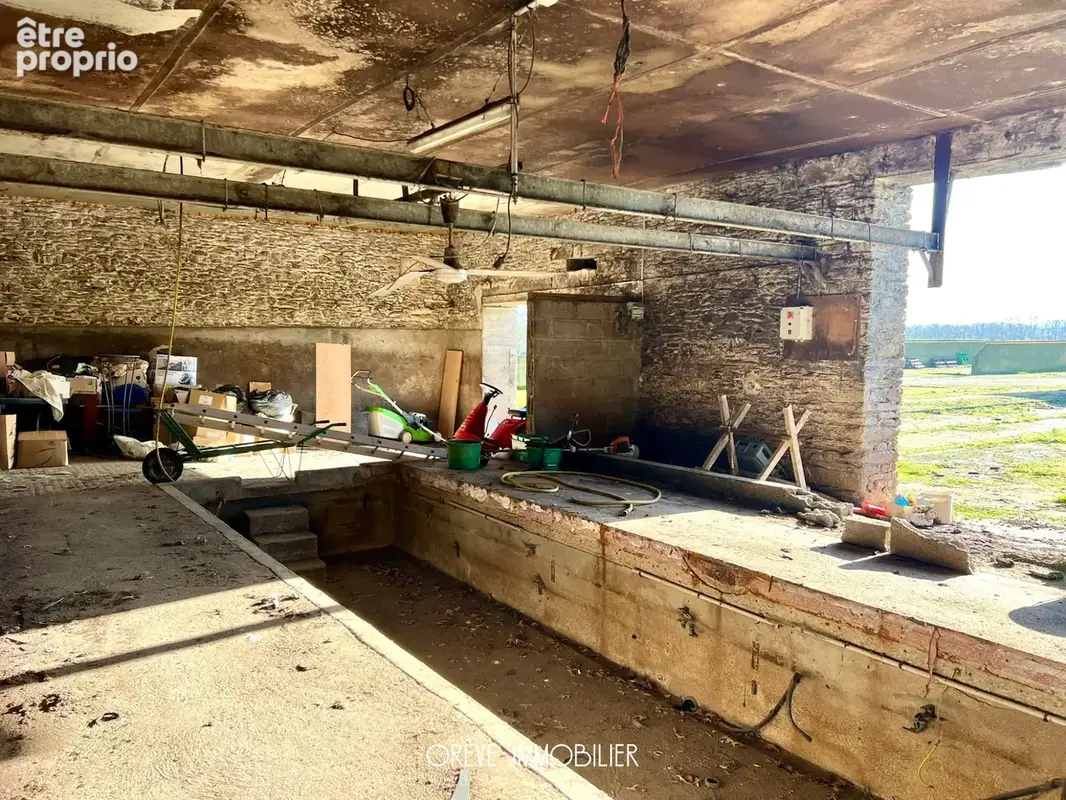 Bâtisse en pierre à rénover - Potentiel d'environ 200 m2 hab. - photo 3