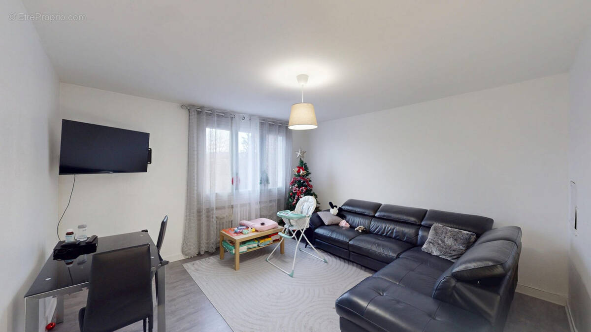Appartement à LE CHAMBON-FEUGEROLLES