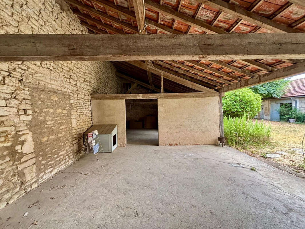Charmante maison en pierre de 139 m2 avec préau, garage et cave - photo 14