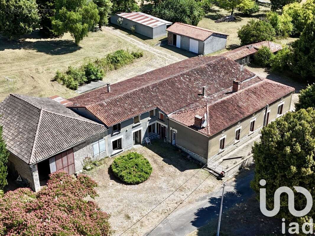 Maison 270 m² à Bessac  - photo 4