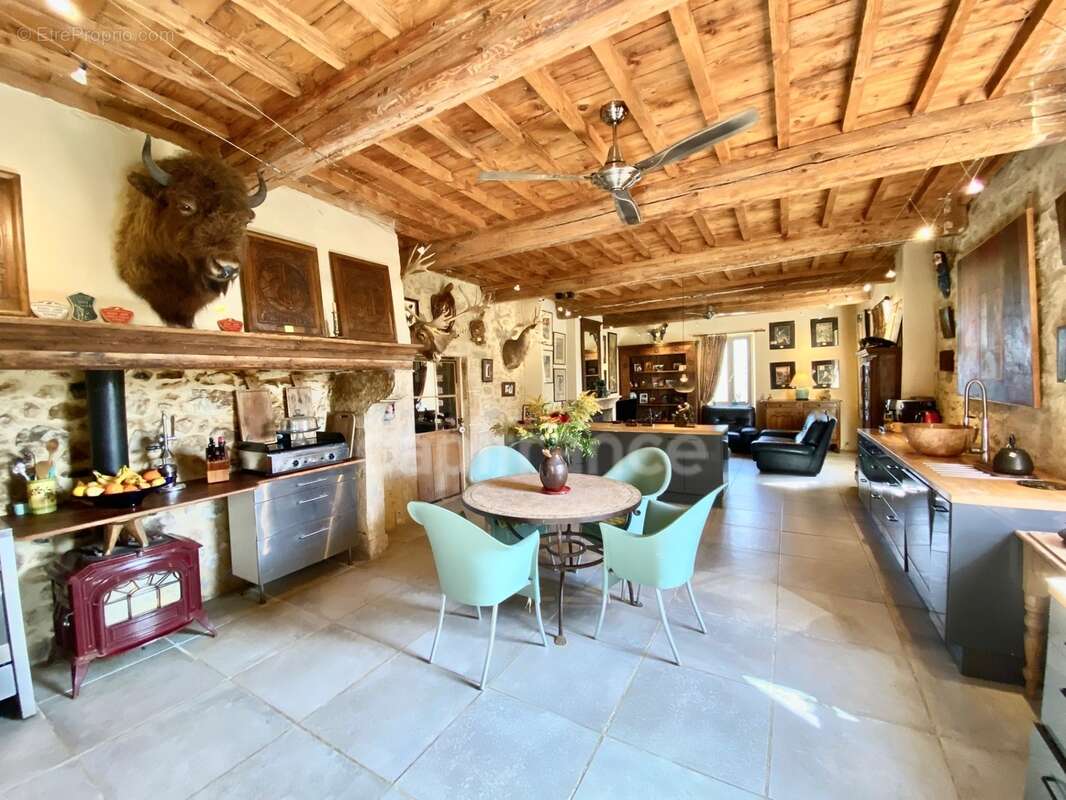 Entre Uzès et La Roque-sur-Cèze, Éden Provençal : Mas du XVIIIe & Son Domaine Privé sur 3,3 hectares - photo 8