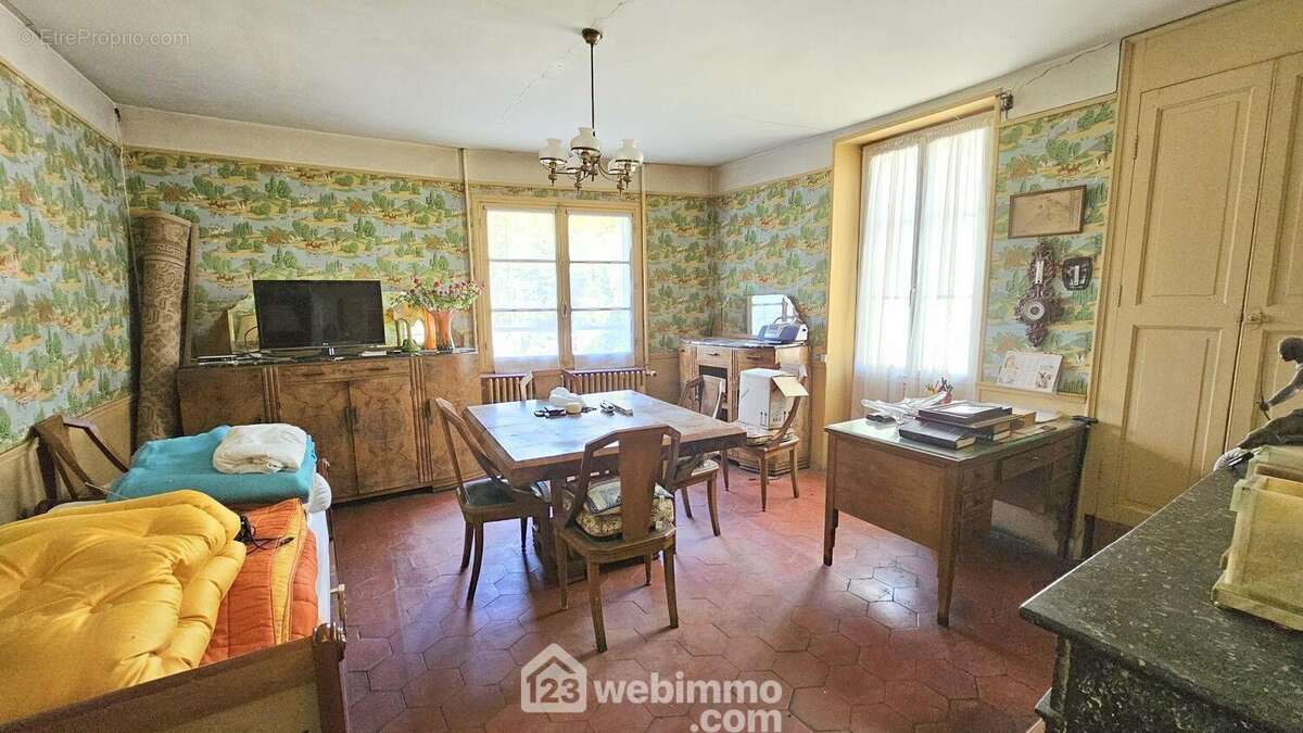 Un séjour lumineux de 22 m² avec sa cheminée.