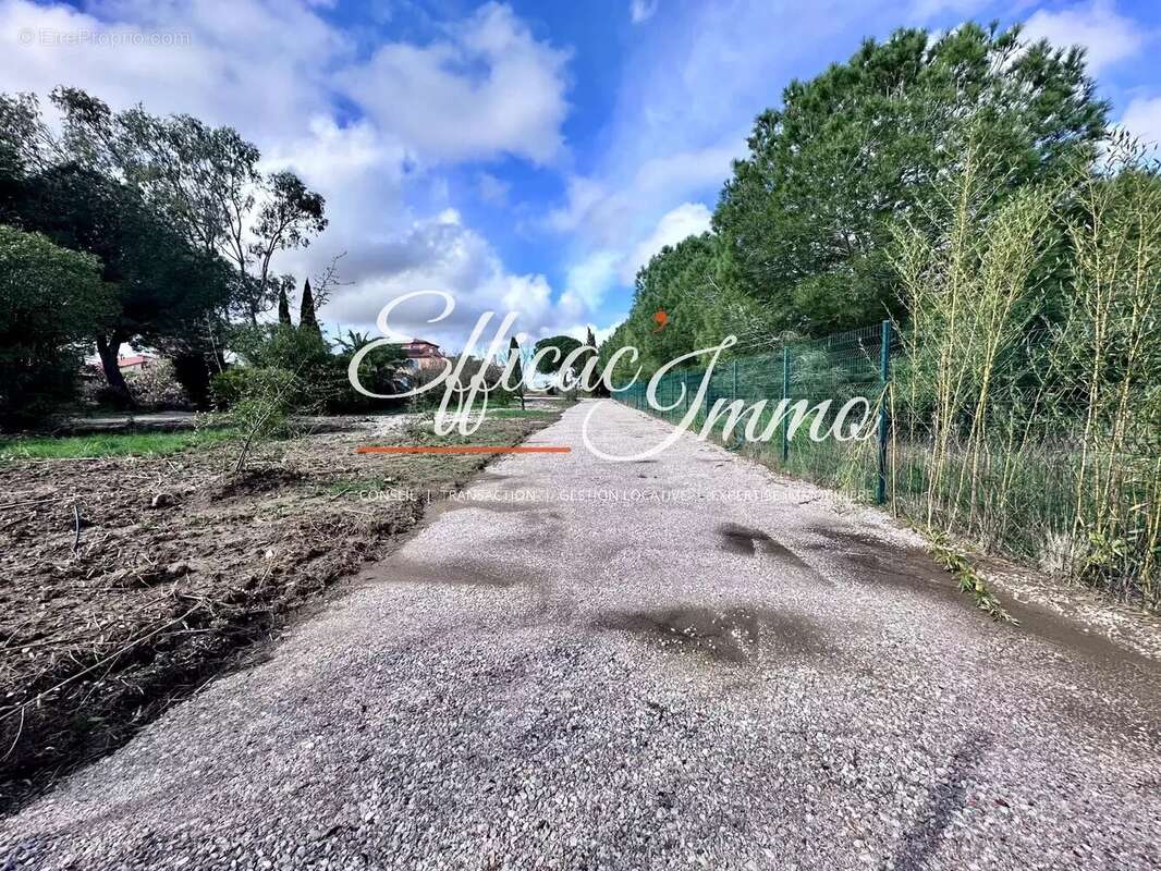Terrain constructible et viabilisé - photo 2