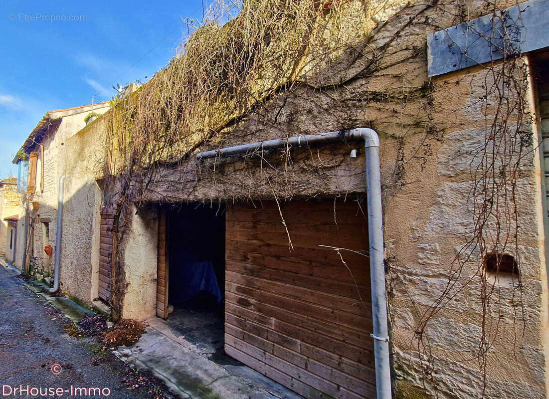 Maison à PUYLAROQUE