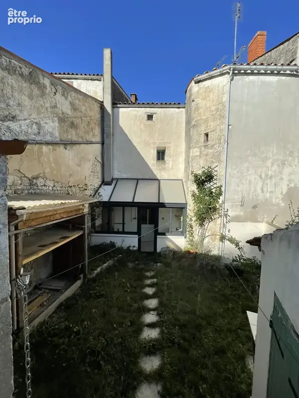 Maison de caractère 2 chambres avec jardin plein centre de SAINT SAVINIEN - photo 2