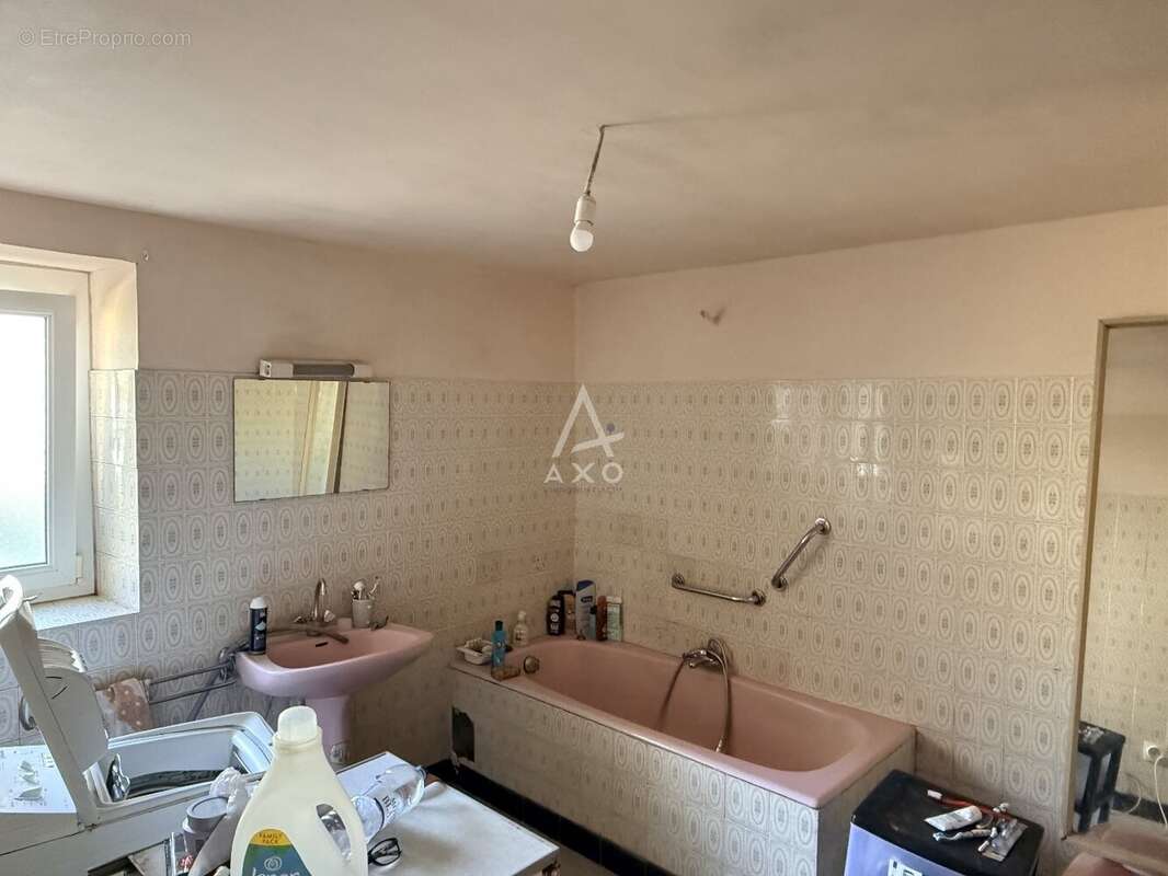 Belle opportunité au cur du bourg  Grande maison de 156 m² avec garage et fort potentiel - photo 7
