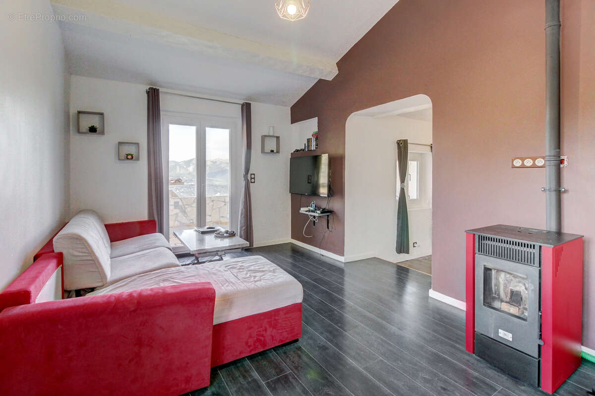 Maison à CHATEAUNEUF-VILLEVIEILLE