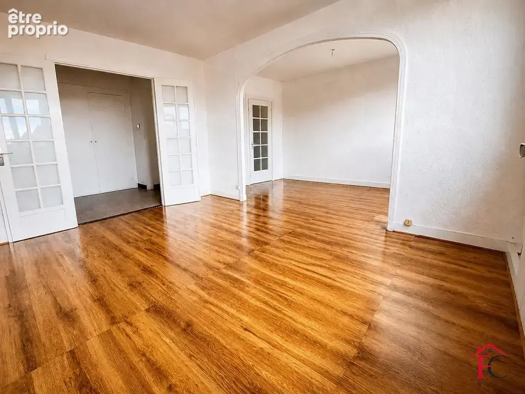 Appartement 112 m² Hyper-centre de Verneuil 3 chambres séjour double  2 parkings - photo 2