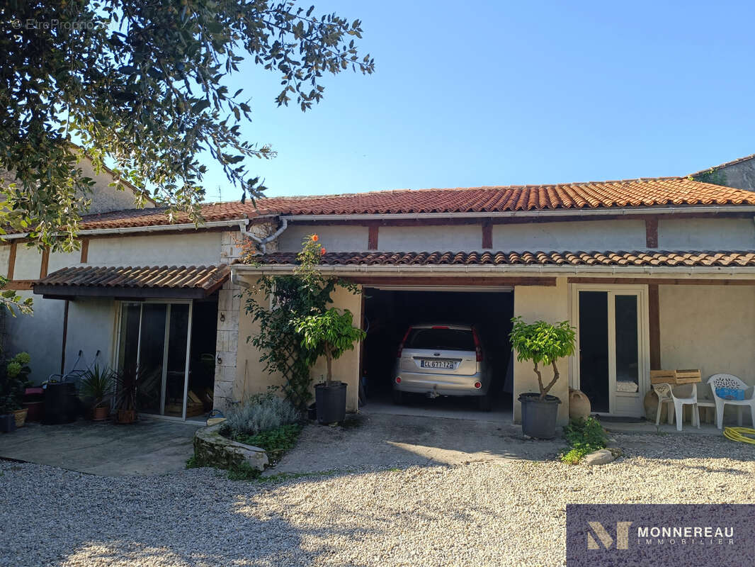 Maison à BARBEZIEUX-SAINT-HILAIRE